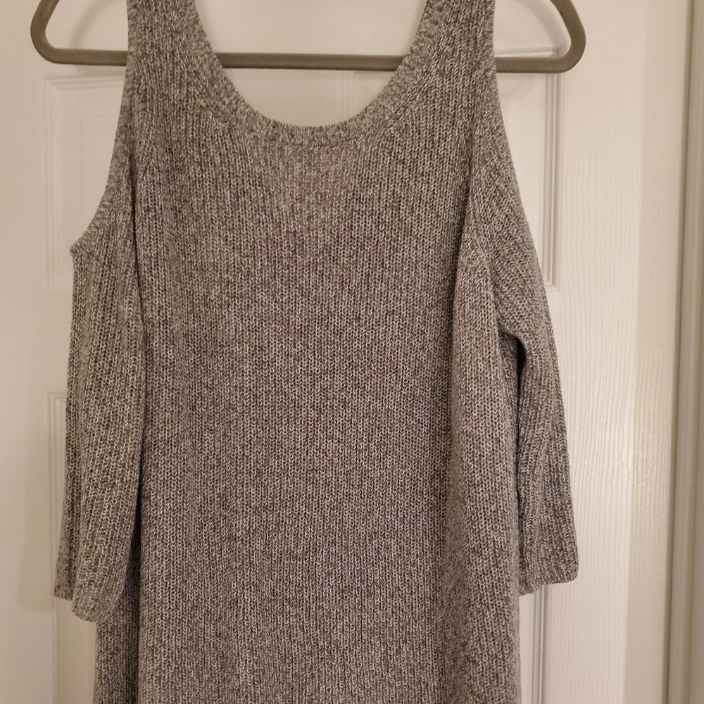 WOMEN'S SIZE MEDIUM GREY OVERSIZED SWEATER WITH CUT OUT SHOULDERS  BY EXPRESS